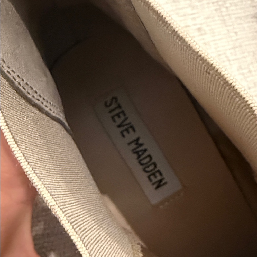 Steve Madden Howlers Tan Suede booties - Picture 2 of 3